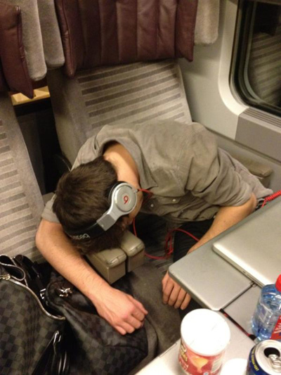 One Direction’s Harry Styles Catches His Bandmates Sleeping!