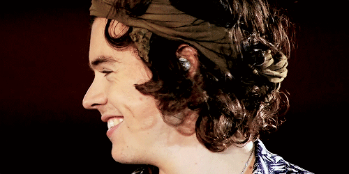 harry-styles-stage-smile