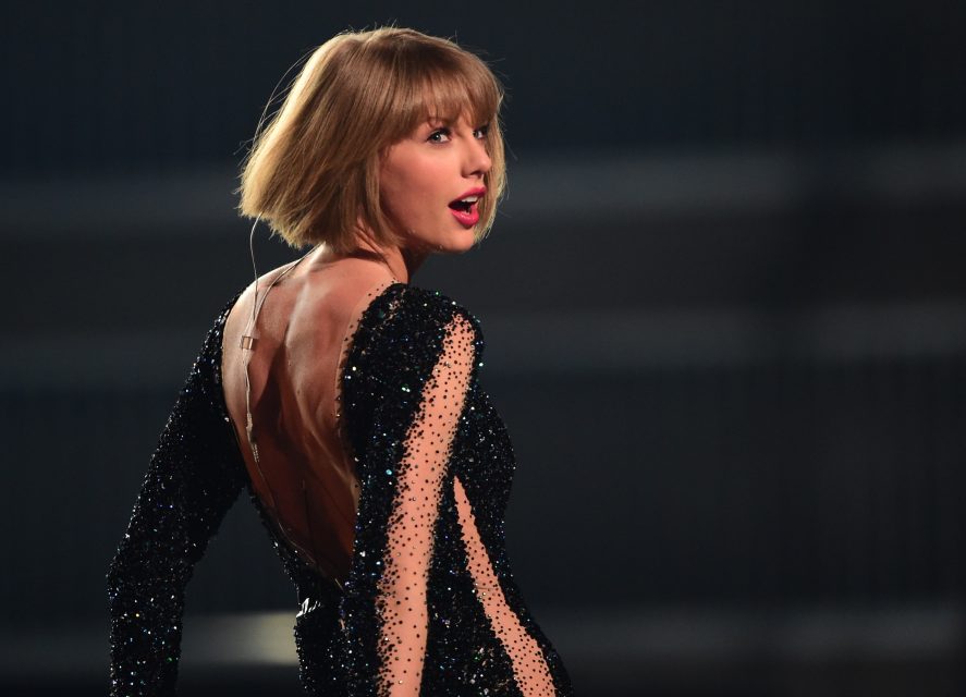 Taylor Swift Reacts to Winning CMA Song of the Year