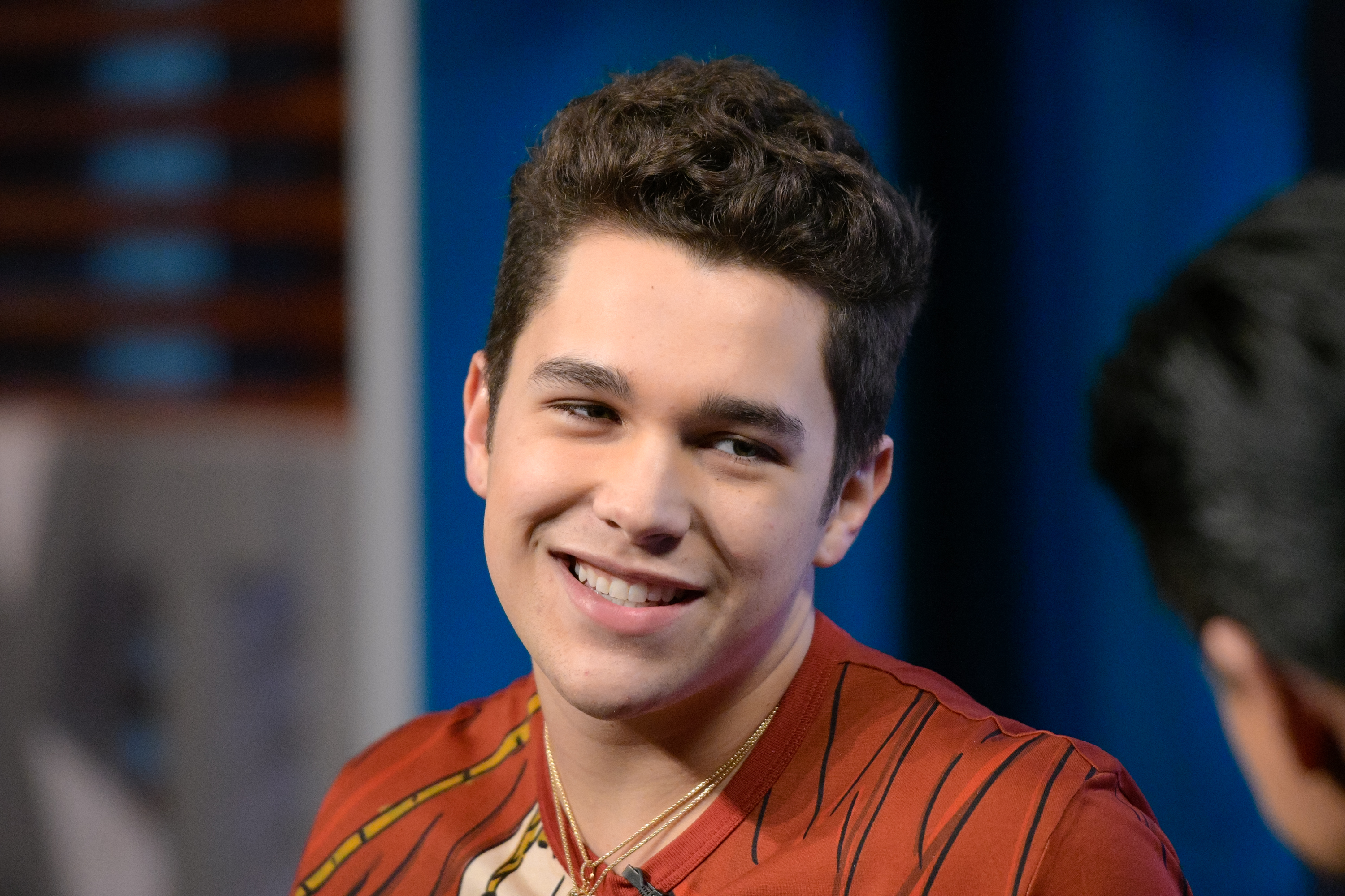 Is austin mahone dating someone new after his split from becky g? 