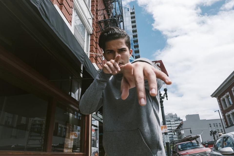 Alex Aiono Releases ‘Does It Feel Like Falling’ Music Video