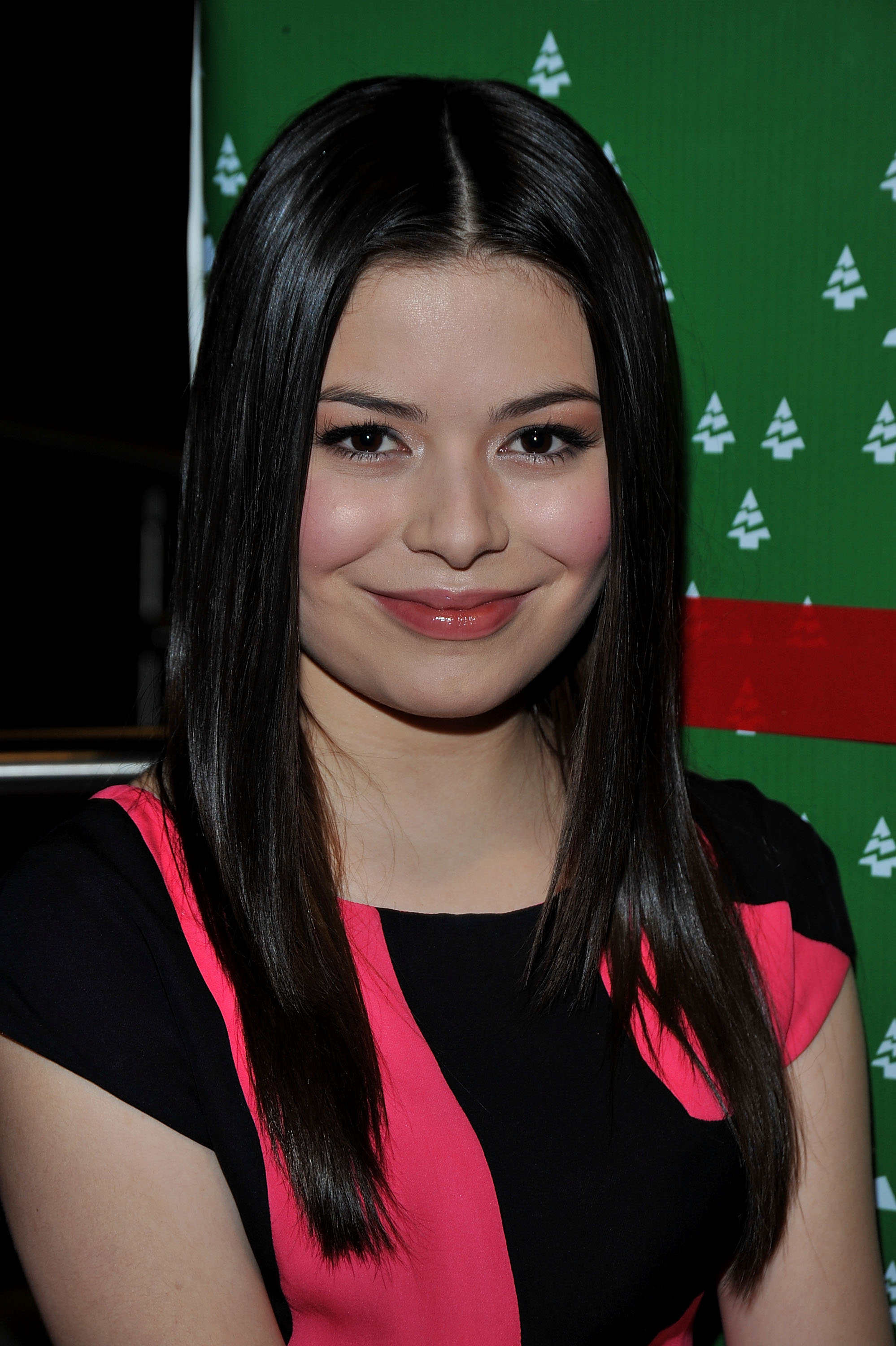 Miranda Cosgrove New TV Show Crowded — Miranda Cosgrove Has a New Starring  Role as ​Another​ Little Sister on NBC's 'Crowded' | Teen Vogue
